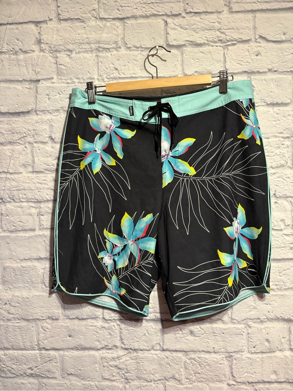 O'Neill Black Floral Boardshorts with Aqua Waistband Side 33 - Picture 3 of 10